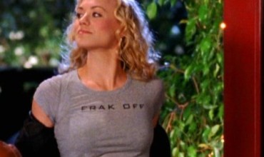 Sarah (Yvonne Strahovski) rocks a Battlestar Galactica cut off tee Frak Off on Chuck vs The Nacho sampler