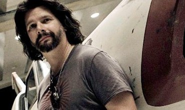 Ronald D Moore in front of a viper from battlestar galactica